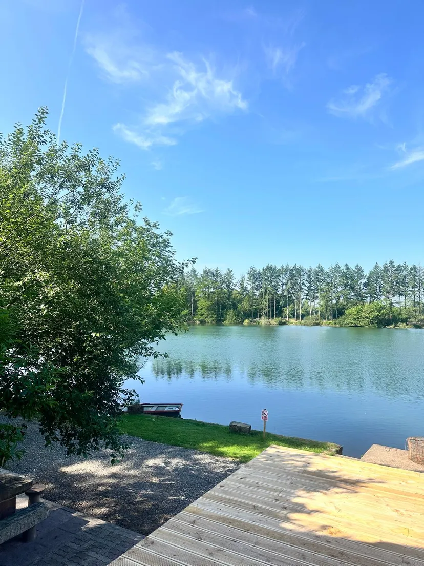 Cabane pour 4 personnes avec étang de pêche très poissonneux
