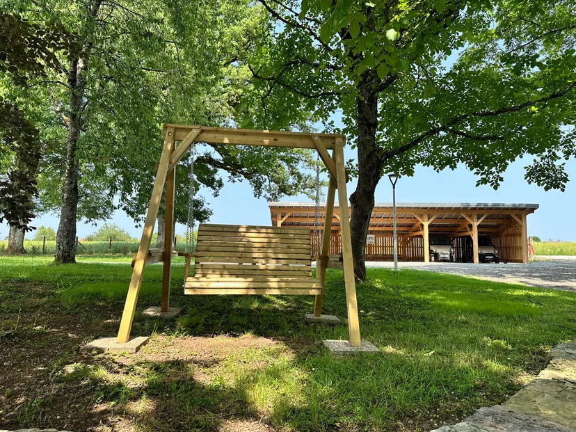 Cabane pour 4 personnes avec étang de pêche très poissonneux