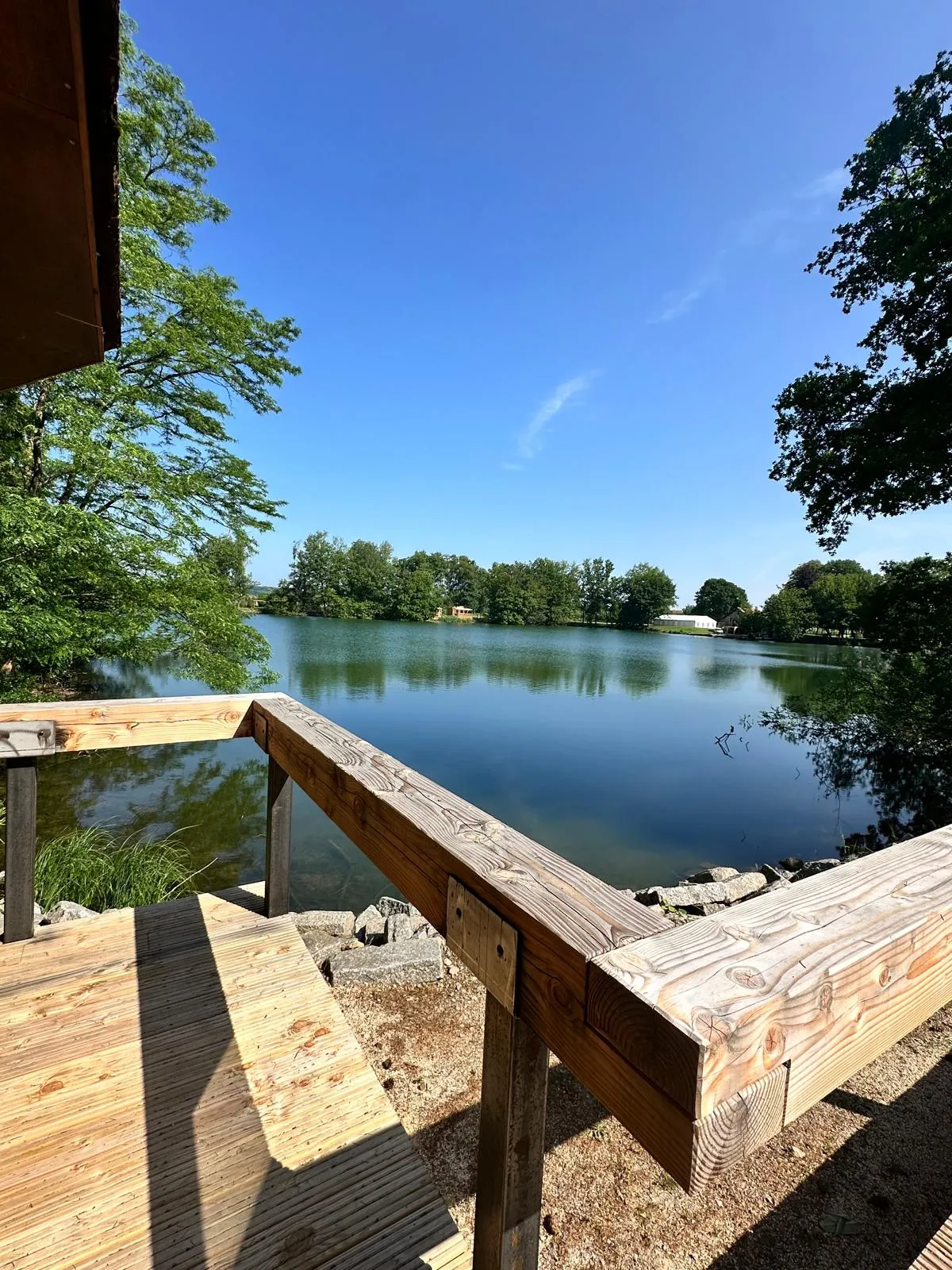 Cabane pour 4 personnes avec étang de pêche très poissonneux