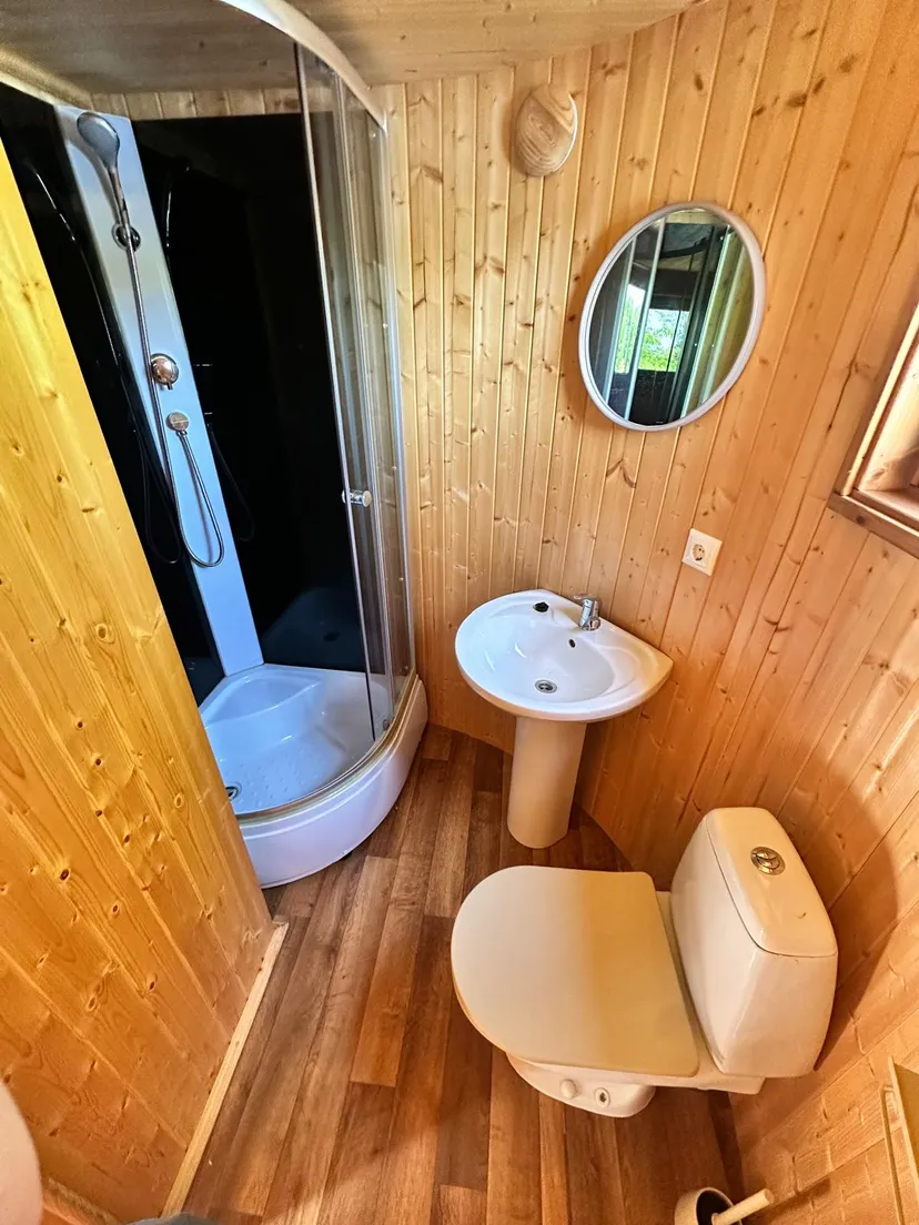Cabane pour 4 personnes avec étang de pêche très poissonneux