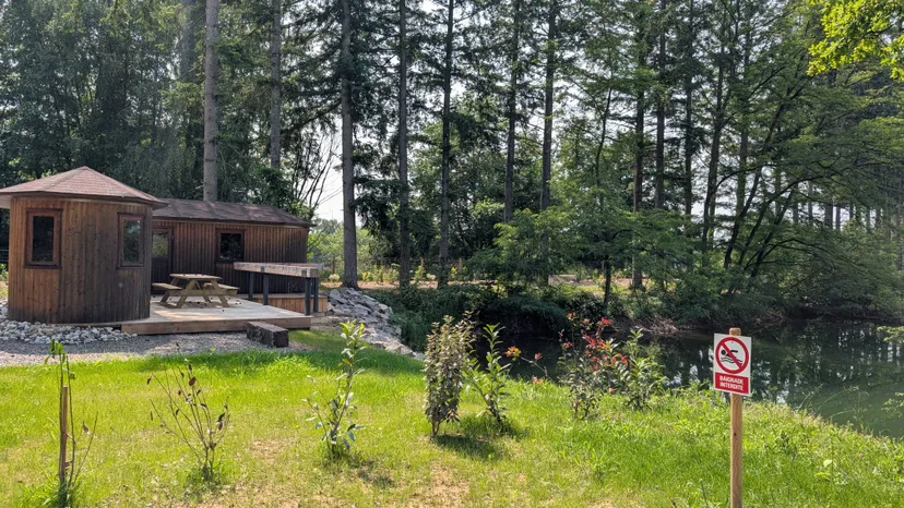 Cabane pour 4 personnes avec étang de pêche très poissonneux