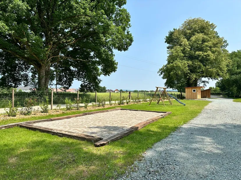 Cabane pour 4 personnes avec étang de pêche très poissonneux