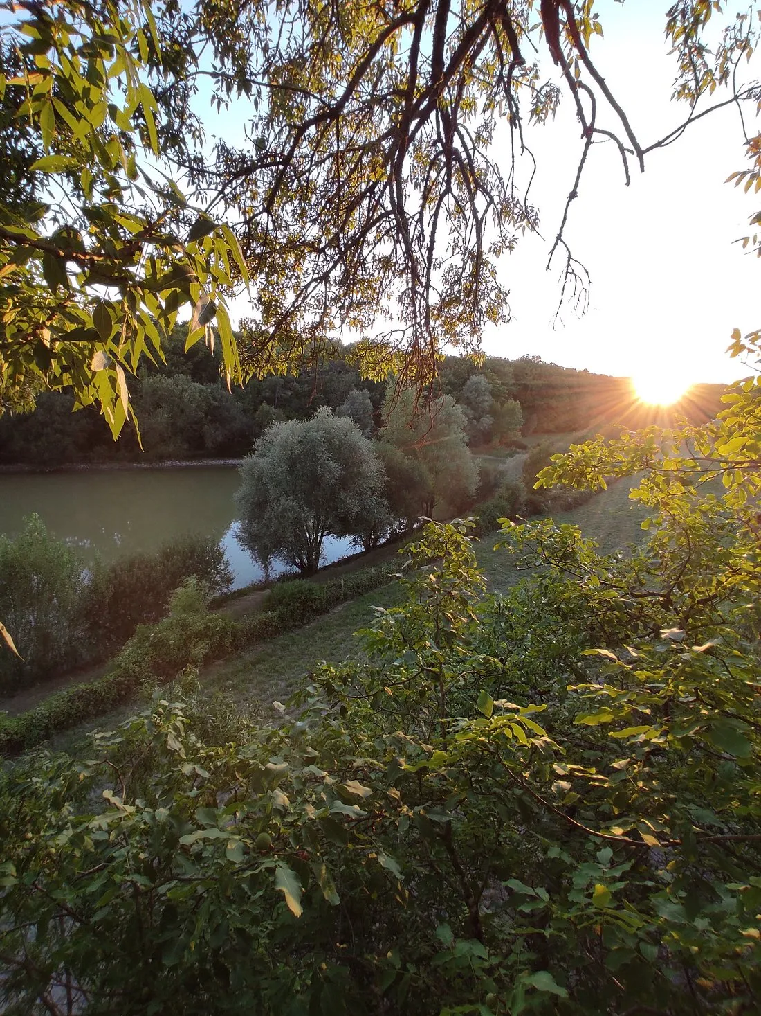 Cabane Rouge avec accès à une piscine(non privative) et son étang privé de 1ha