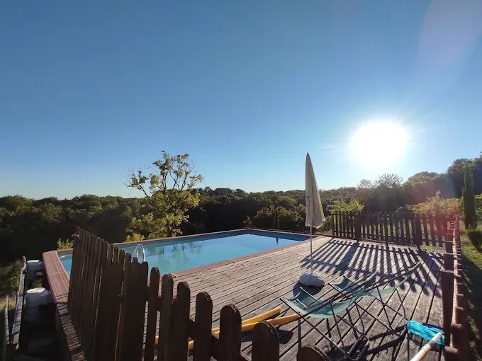 Cabane Rouge avec accès à une piscine(non privative) et son étang privé de 1ha