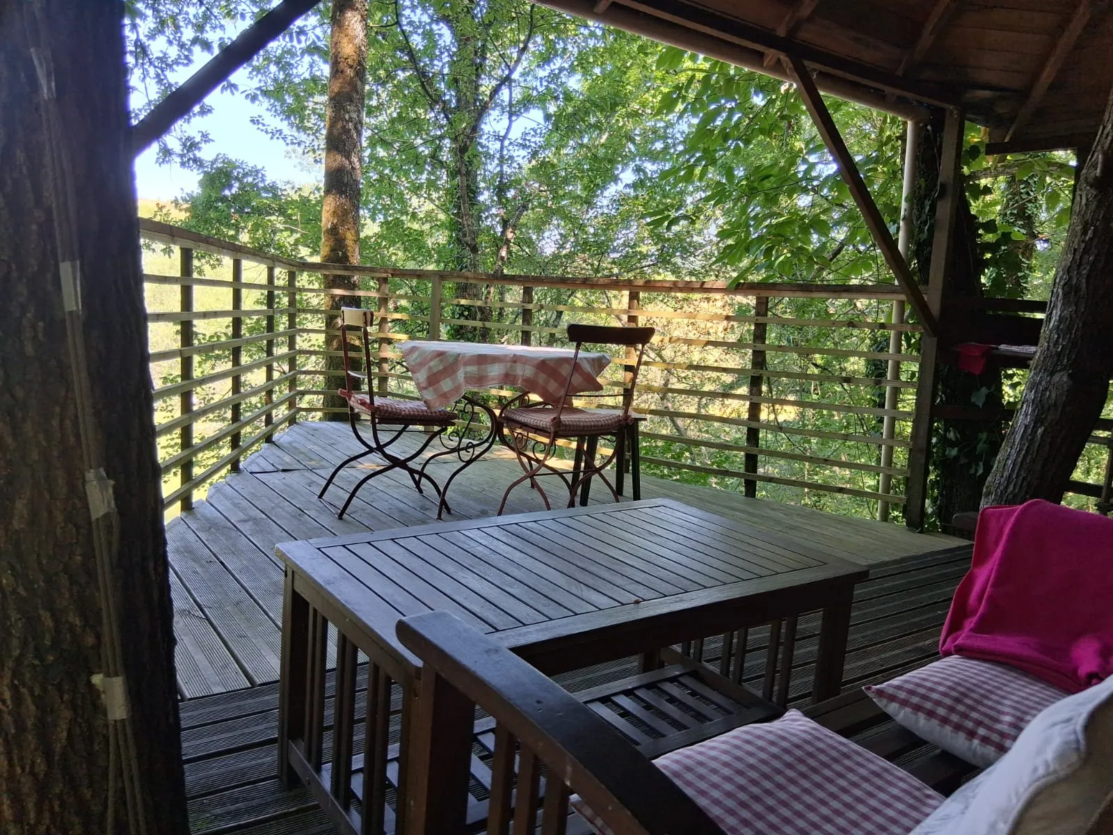 Cabane Rouge avec accès à une piscine(non privative) et son étang privé de 1ha