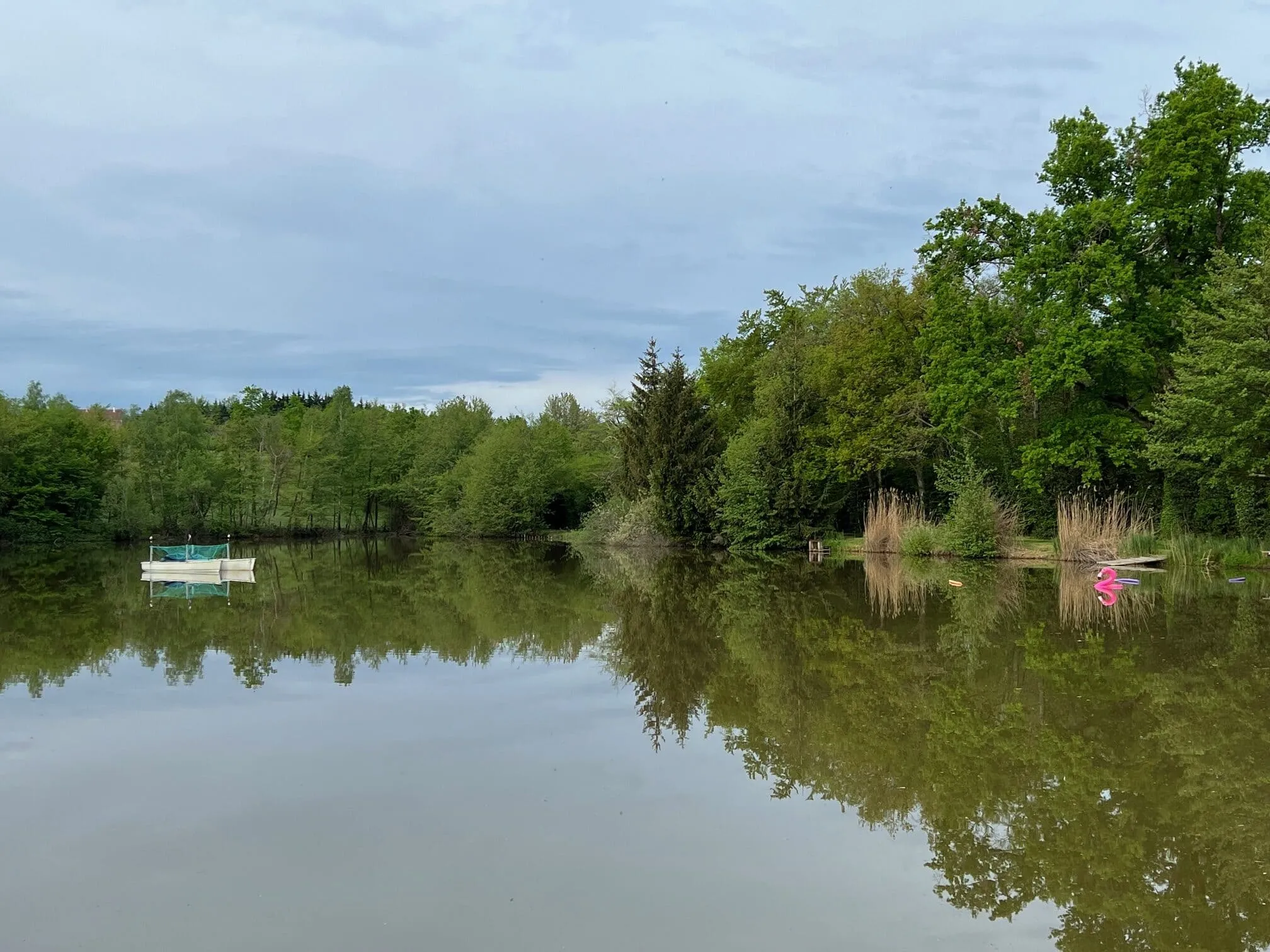 Etang à louer en Isère pour stationner votre camping-car et pêcher