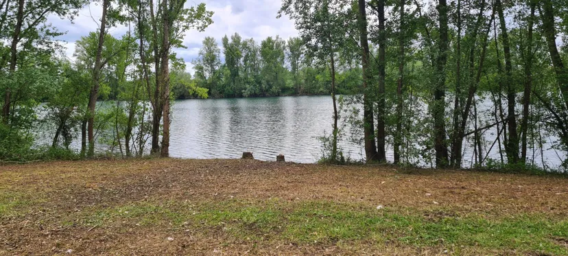 Plan d'eau de 17ha à 40km de Bordeaux pour une journée pêche et loisirs