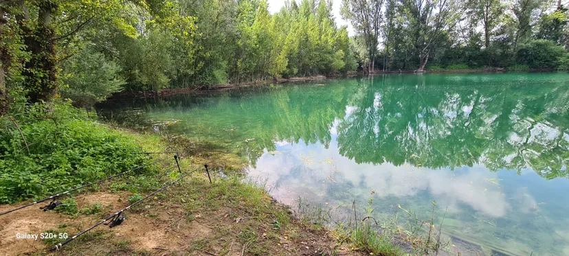 Plan d'eau de 17ha à 40km de Bordeaux pour une journée pêche et loisirs