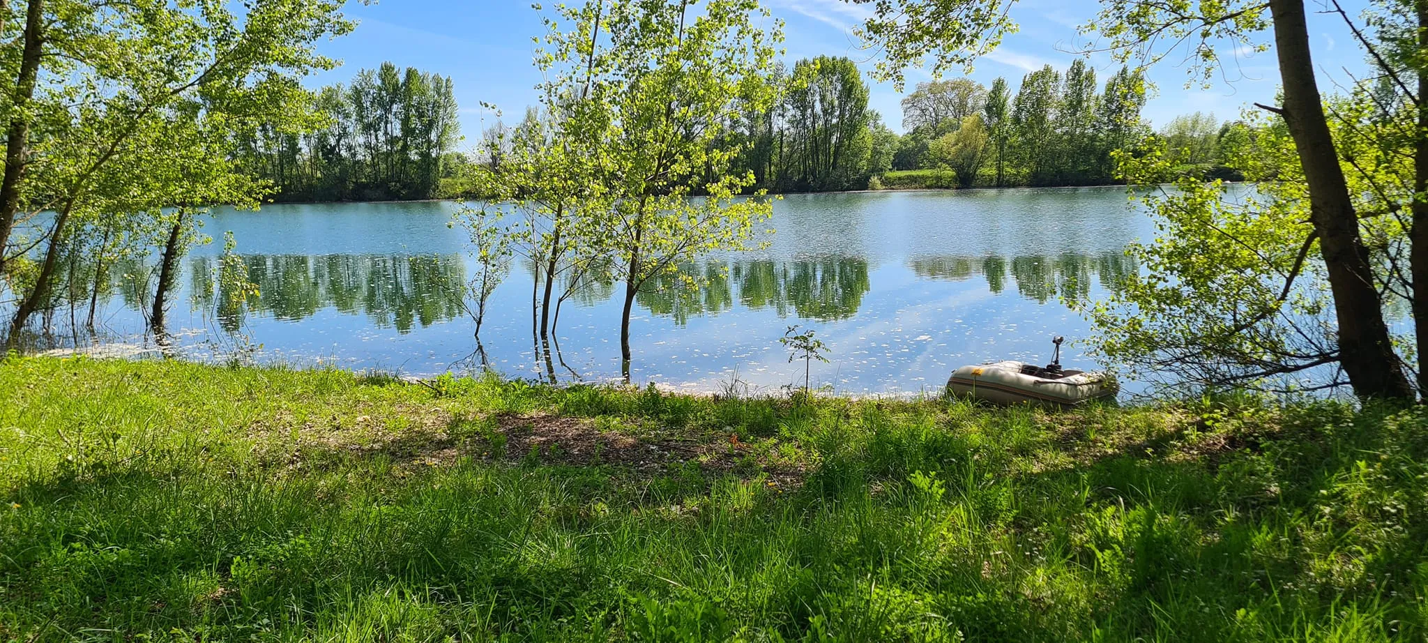 Poste de pêche au bord d'un plan d'eau privé de 17ha