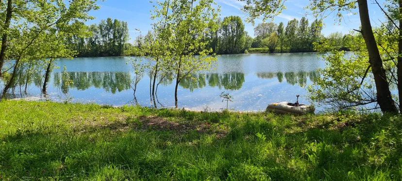 Poste de pêche au bord d'un plan d'eau privé de 17ha