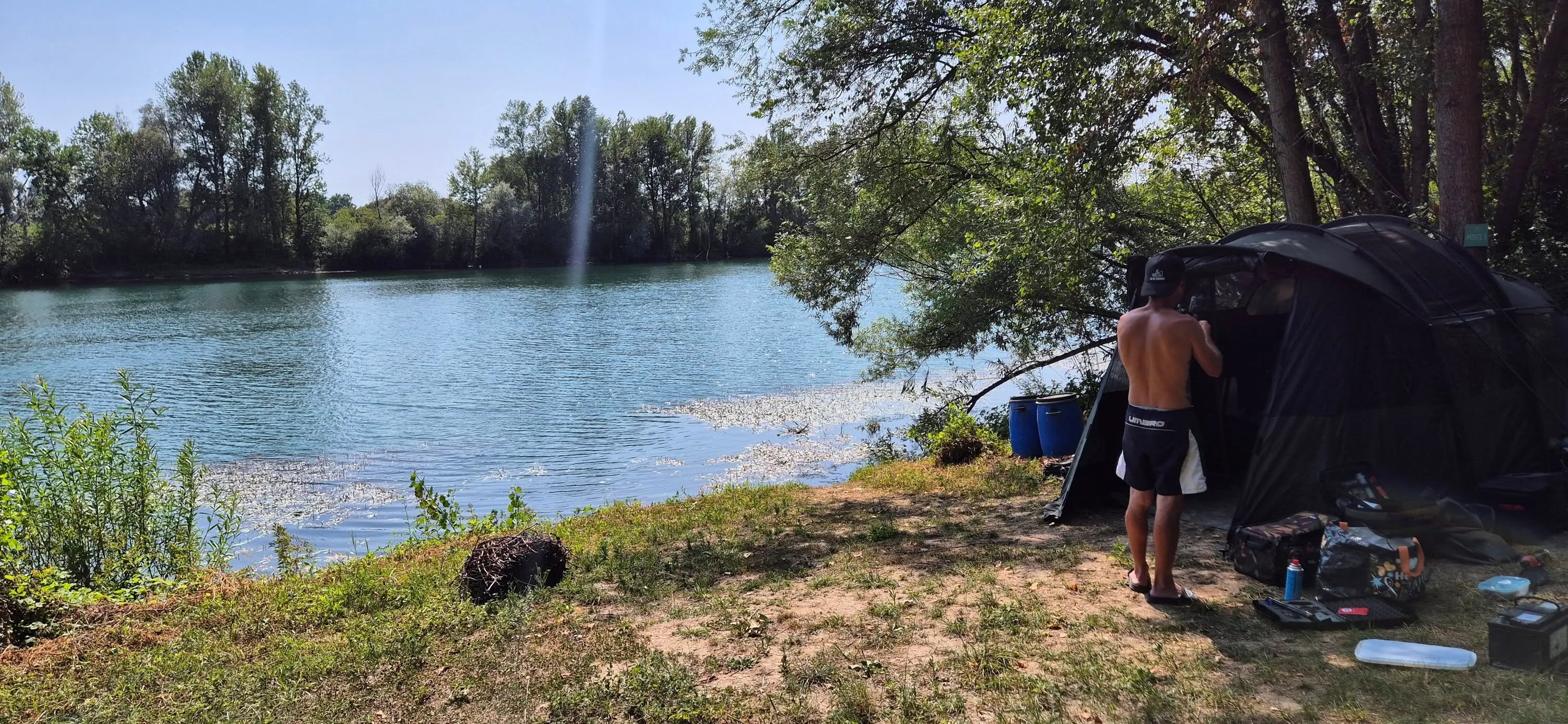 Poste de pêche au bord d'un plan d'eau privé de 17ha