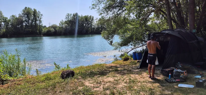 Poste de pêche au bord d'un plan d'eau privé de 17ha