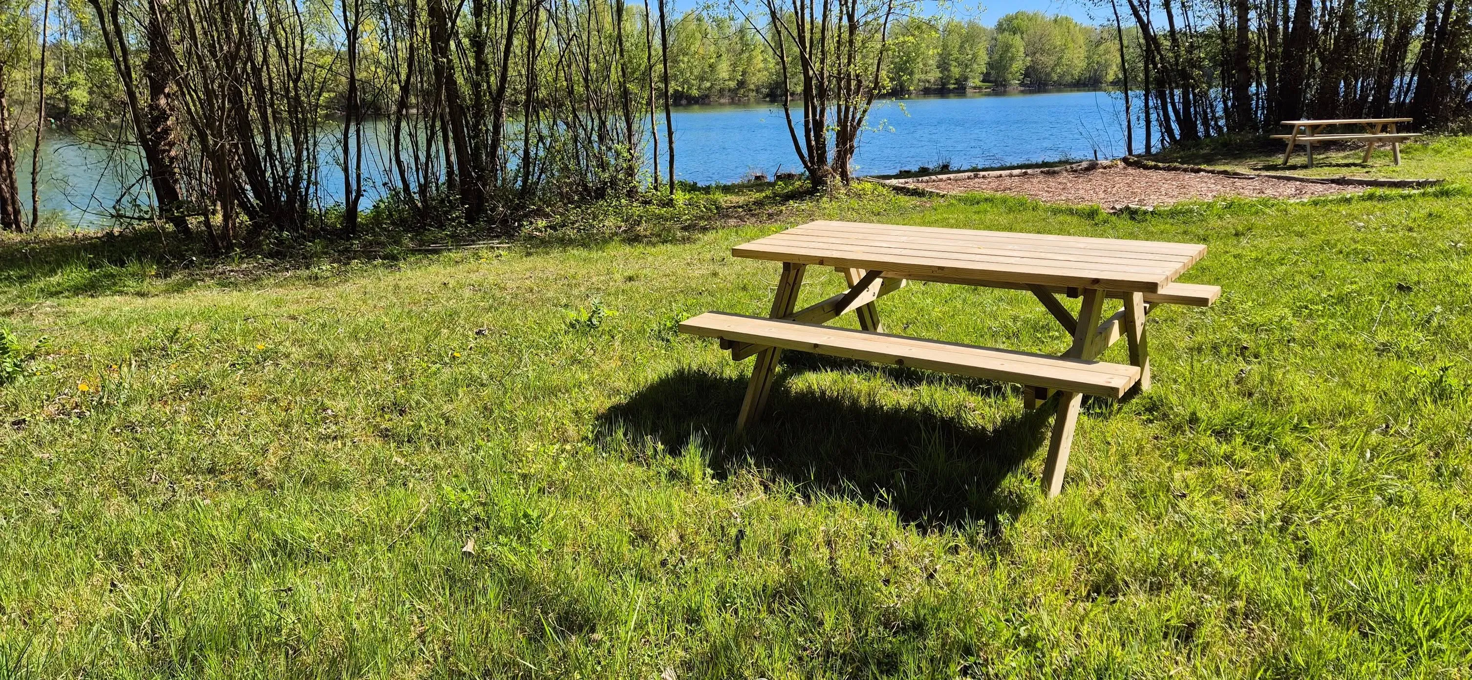 Poste de pêche au bord d'un plan d'eau privé de 17ha