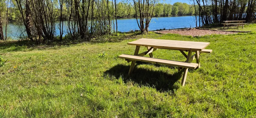 Poste de pêche au bord d'un plan d'eau privé de 17ha