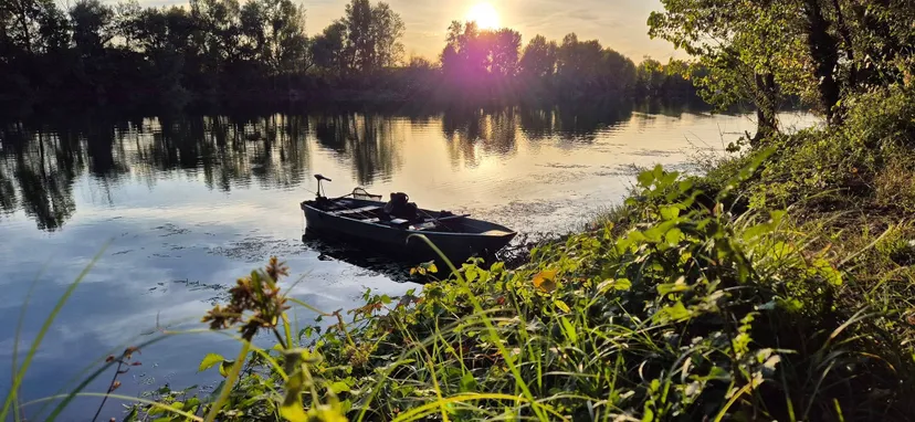 Poste de pêche au bord d'un plan d'eau privé de 17ha