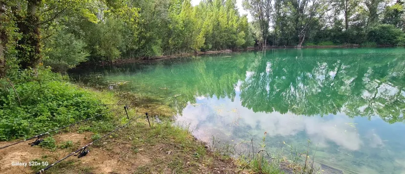 Plan d'eau de 17 hectares à la journée près de Bordeaux