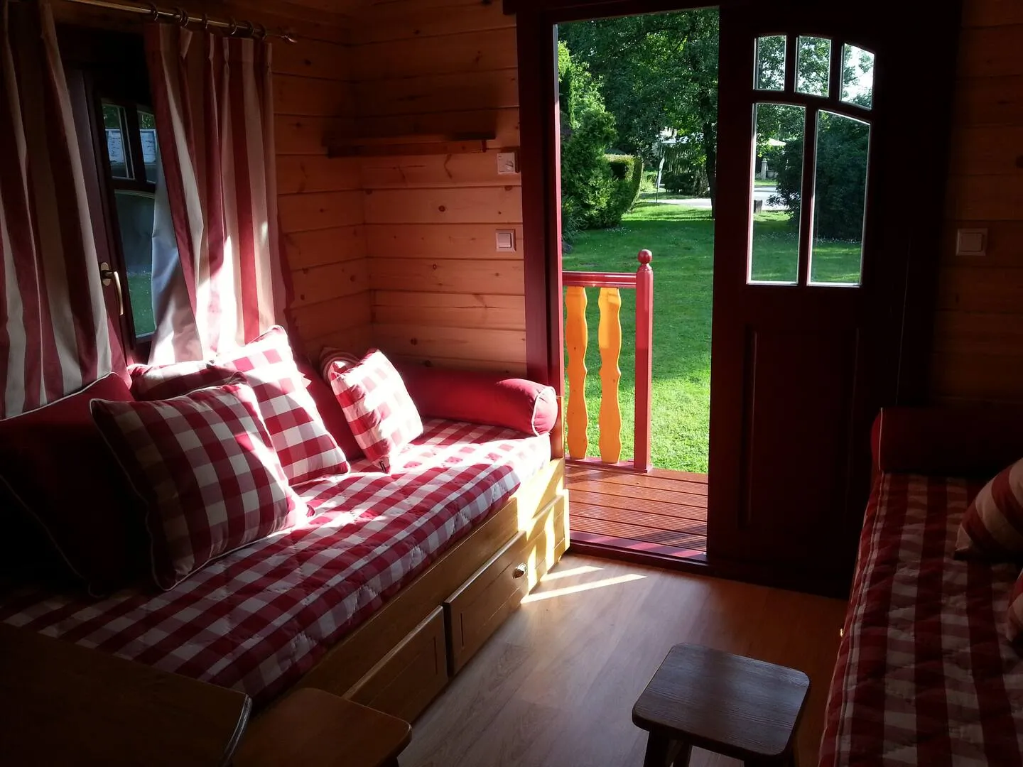 Roulotte avec étang de 1 hectare, près de Belfort