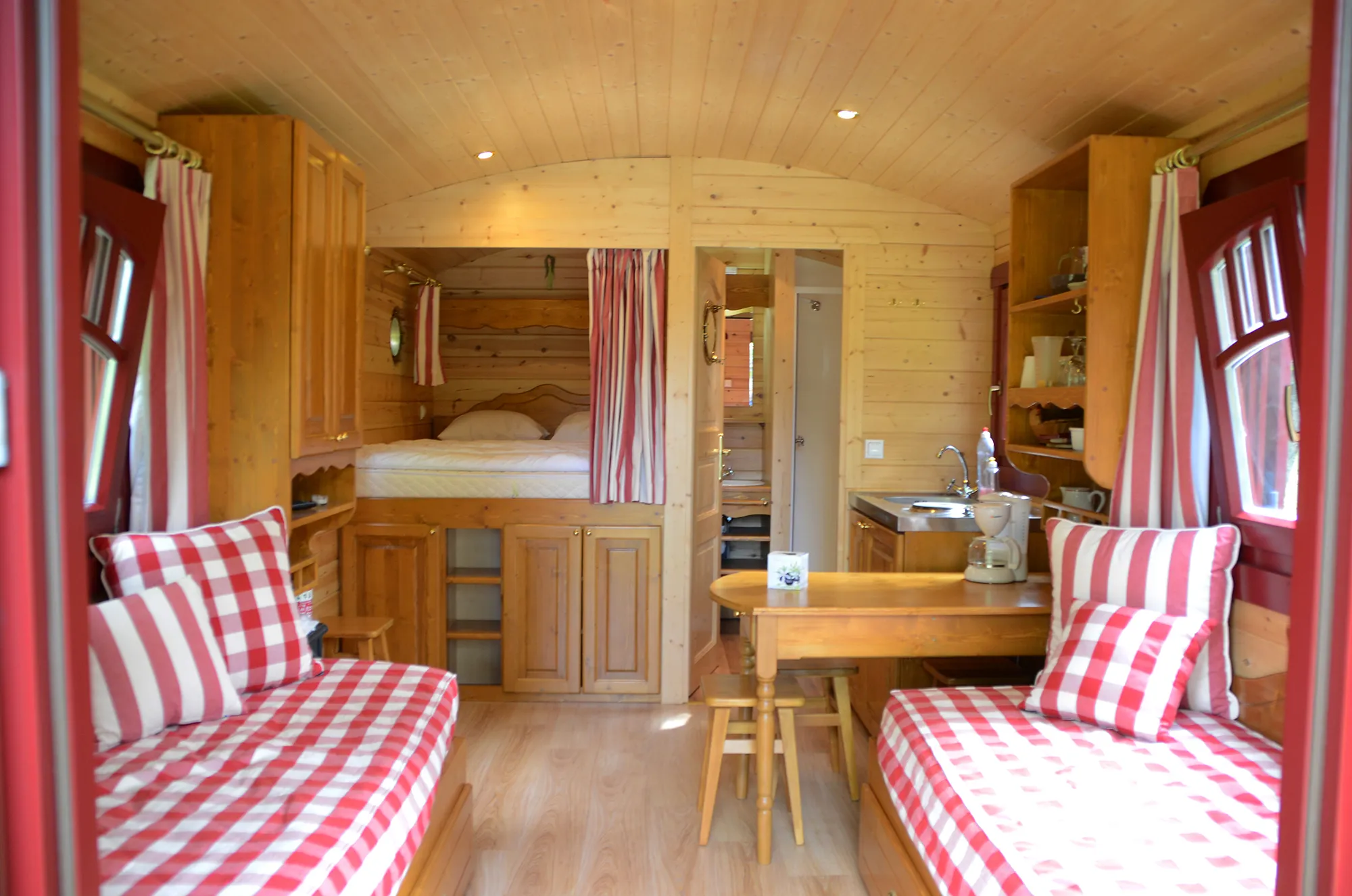 Roulotte avec étang de 1 hectare, près de Belfort