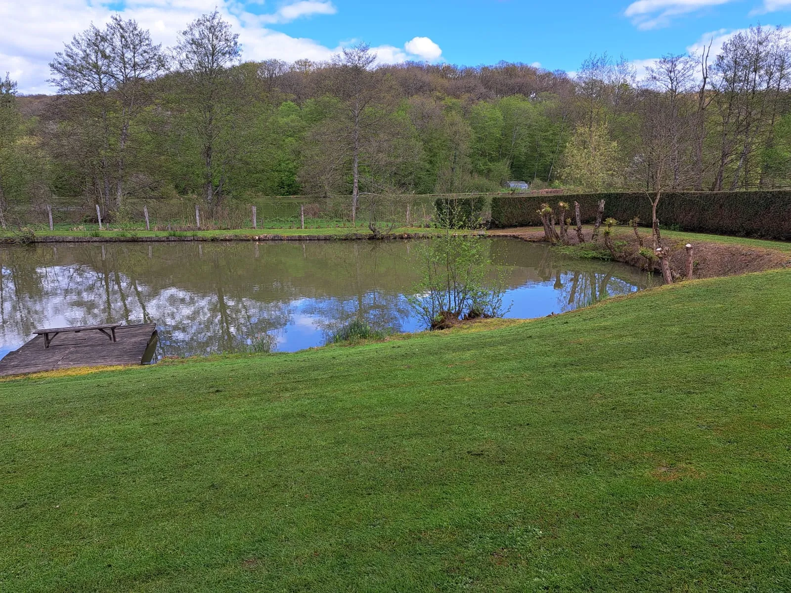 Location étang en Haute-Saône avec maison, eau et électricité et son étang