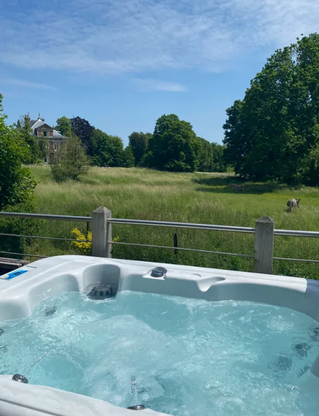 Le Lodge dans le parc d'un château avec accès à ses étangs