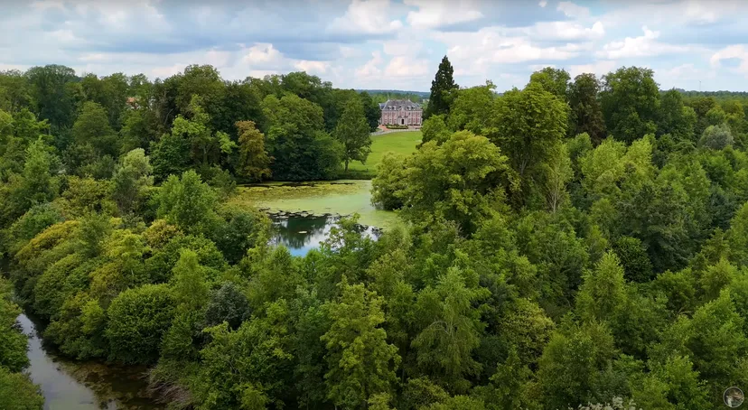 Logement insolite avec jacuzzi privatif dans le parc d'un château et ses étangs -ND