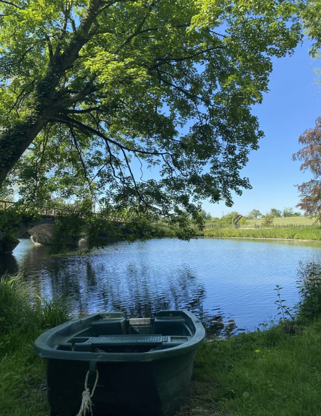 Logement insolite avec jacuzzi privatif dans le parc d'un château et ses étangs -ND