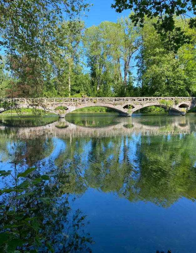 Logement insolite avec jacuzzi privatif dans le parc d'un château et ses étangs -ND