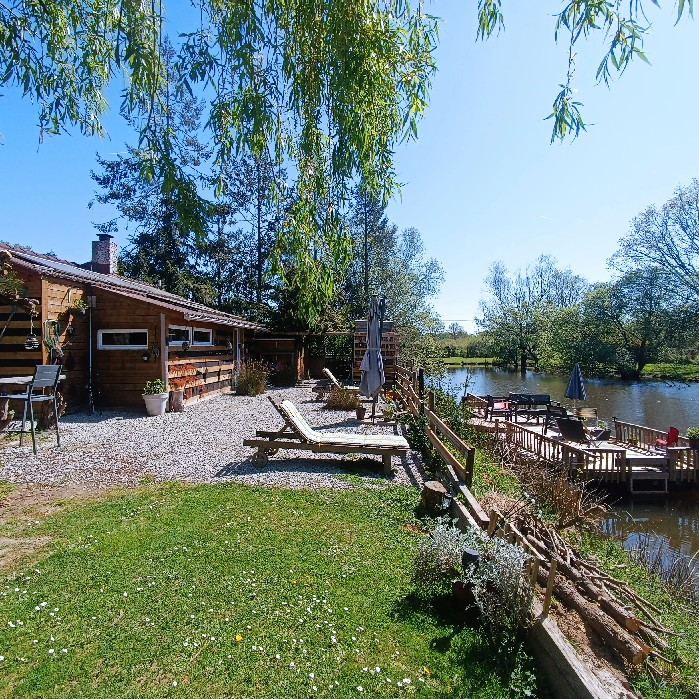 Location d'un étang à côté de Nantes avec un chalet sur une presqu'île