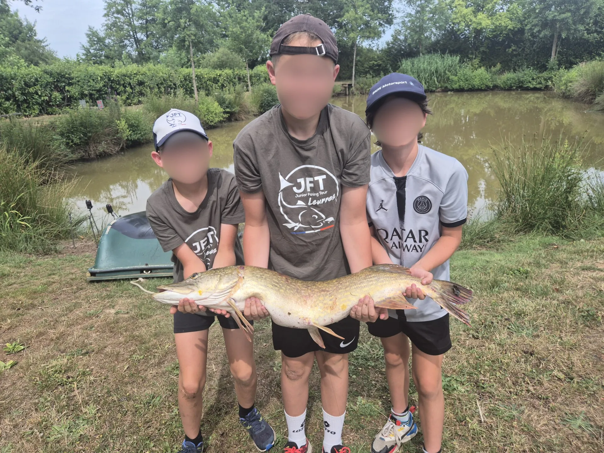 Etang dans la Sathe de 500 m² pour une pêche entres amis - jusqu'à 20 personnes