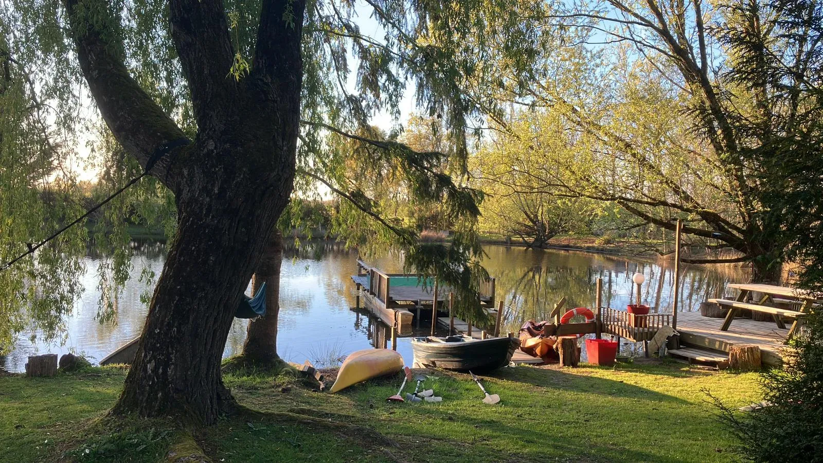 Private island & charming chalet. Nature invites you in its setting