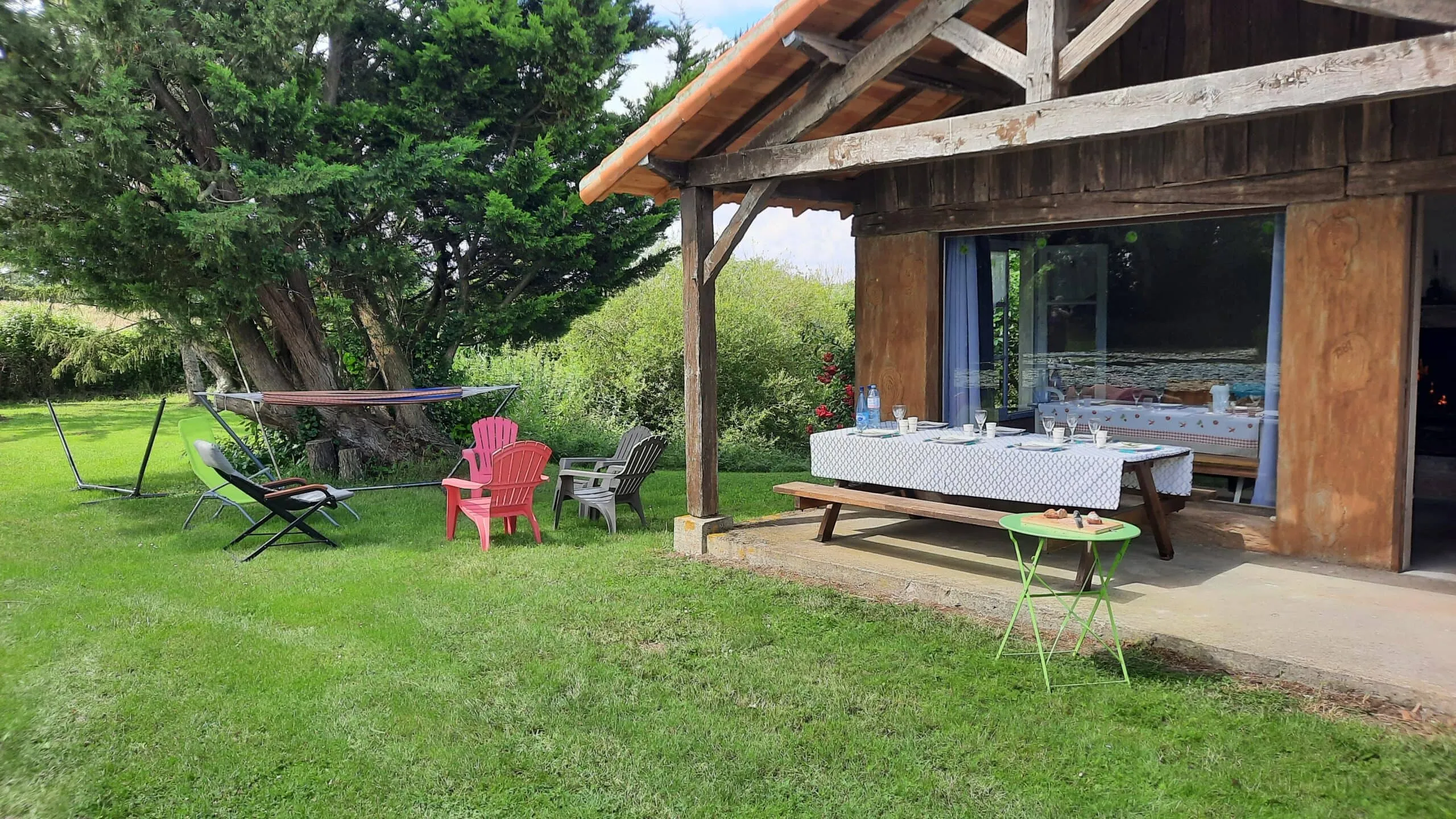 Havre de paix : Un étang enchanteur au cœur de la nature pour un ressourcement total