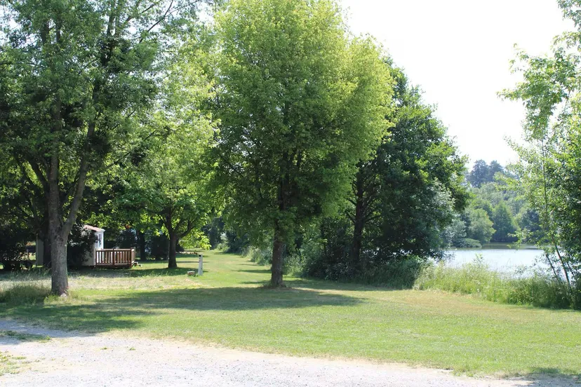 Mobil-home pour 4 personnes avec accès à un étang privé de 2 hectares.