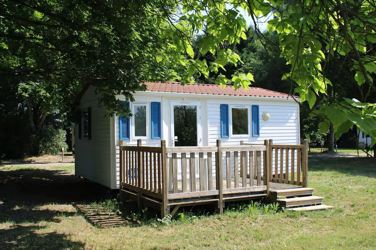 Mobil-home pour 4 personnes avec accès à un étang privé de 2 hectares.