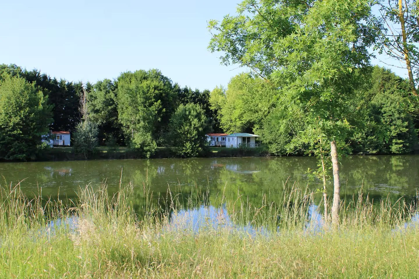Mobil-home pour 4 personnes avec accès à un étang privé de 2 hectares.