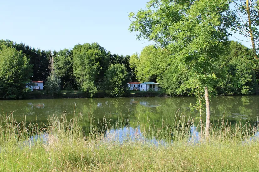 Mobil-home pour 4 personnes avec accès à un étang privé de 2 hectares.