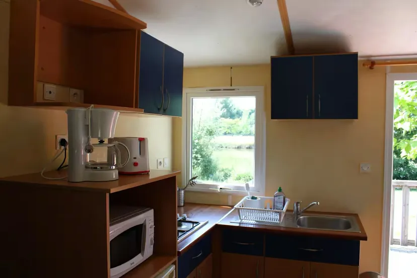 Mobil-home pour 4 personnes avec accès à un étang privé de 2 hectares.