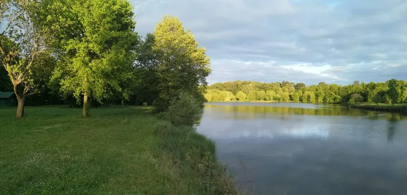 Mobil-home pour 4 personnes avec accès à un étang privé de 2 hectares.