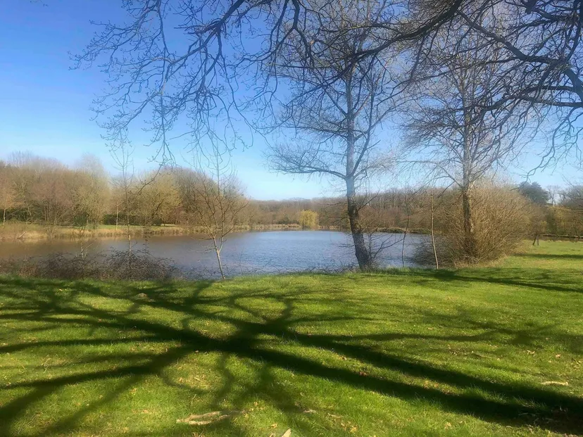 Mobil-home pour 4 personnes avec accès à un étang privé de 2 hectares.