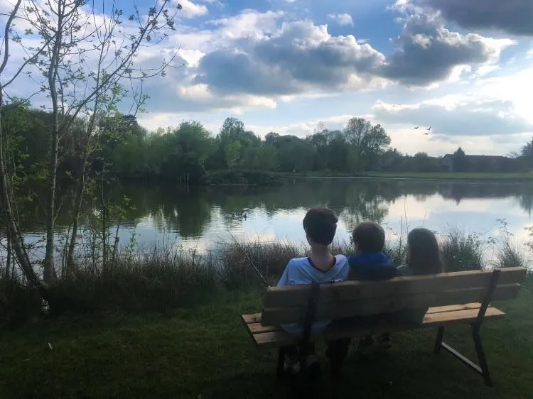 Mobil-home pour 4 personnes avec accès à un étang privé de 2 hectares.