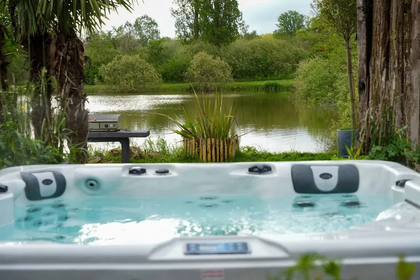 Cottage romantique au bord de l’eau avec jacuzzi privé et pêche 64