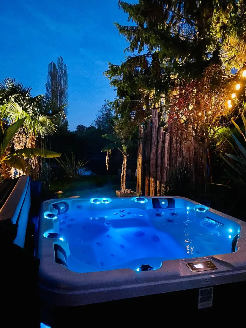 Cottage romantique au bord de l’eau avec jacuzzi privé et pêche 64