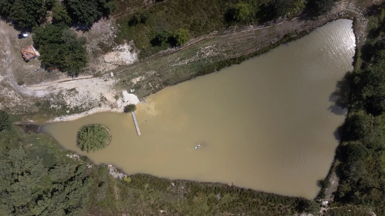 Étang privé au cœur du Périgord Blanc à 1h30 de Bordeaux
