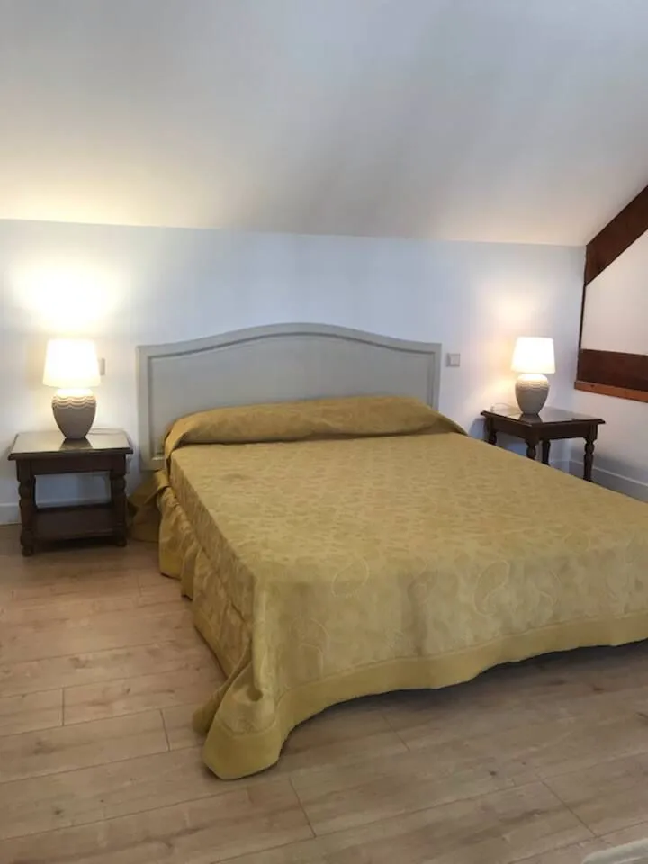 Grand gîte à louer dans le Morvan – 14 couchages, 3 étangs, 7 hectares de nature
