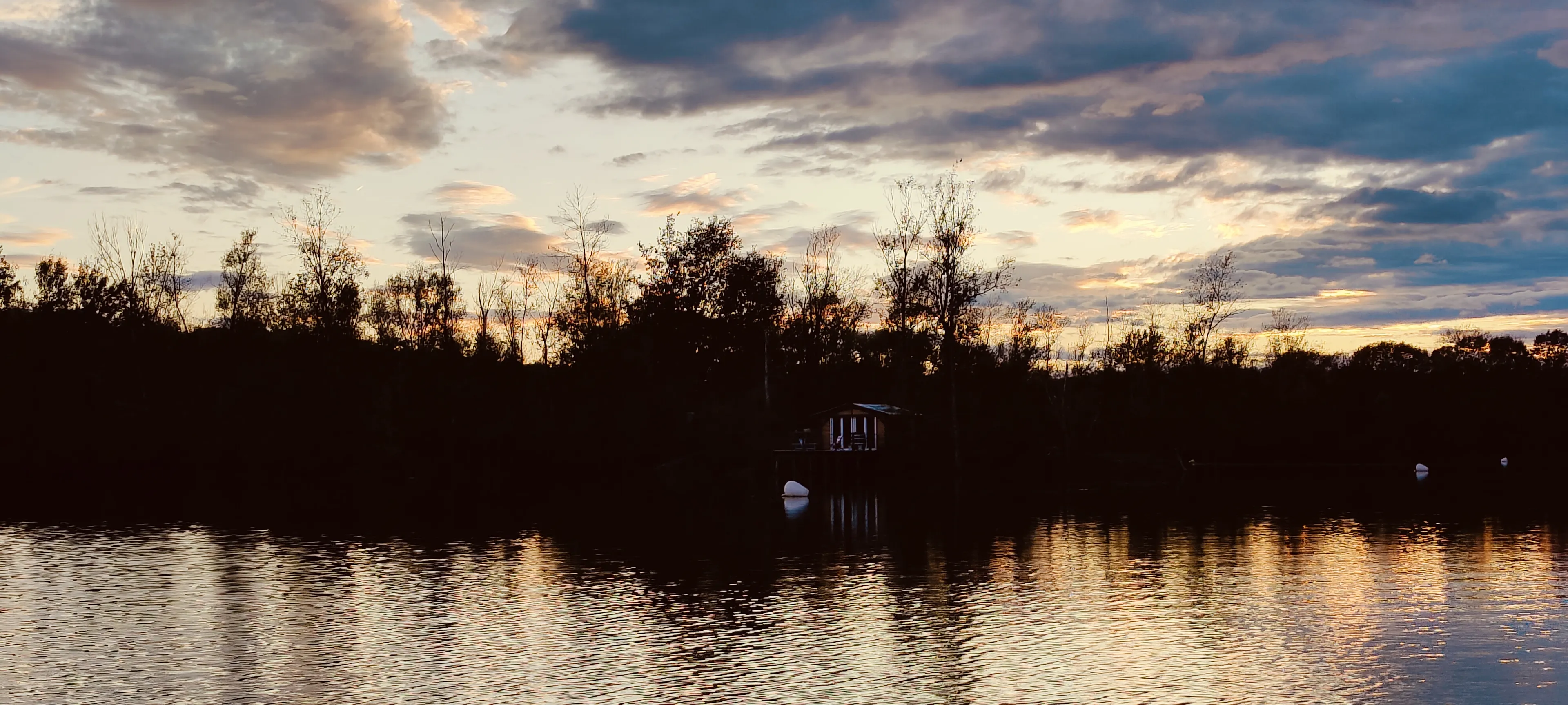 Rental lake of 49.42 ac private with a cabin suspended in the Landes - never open to the public