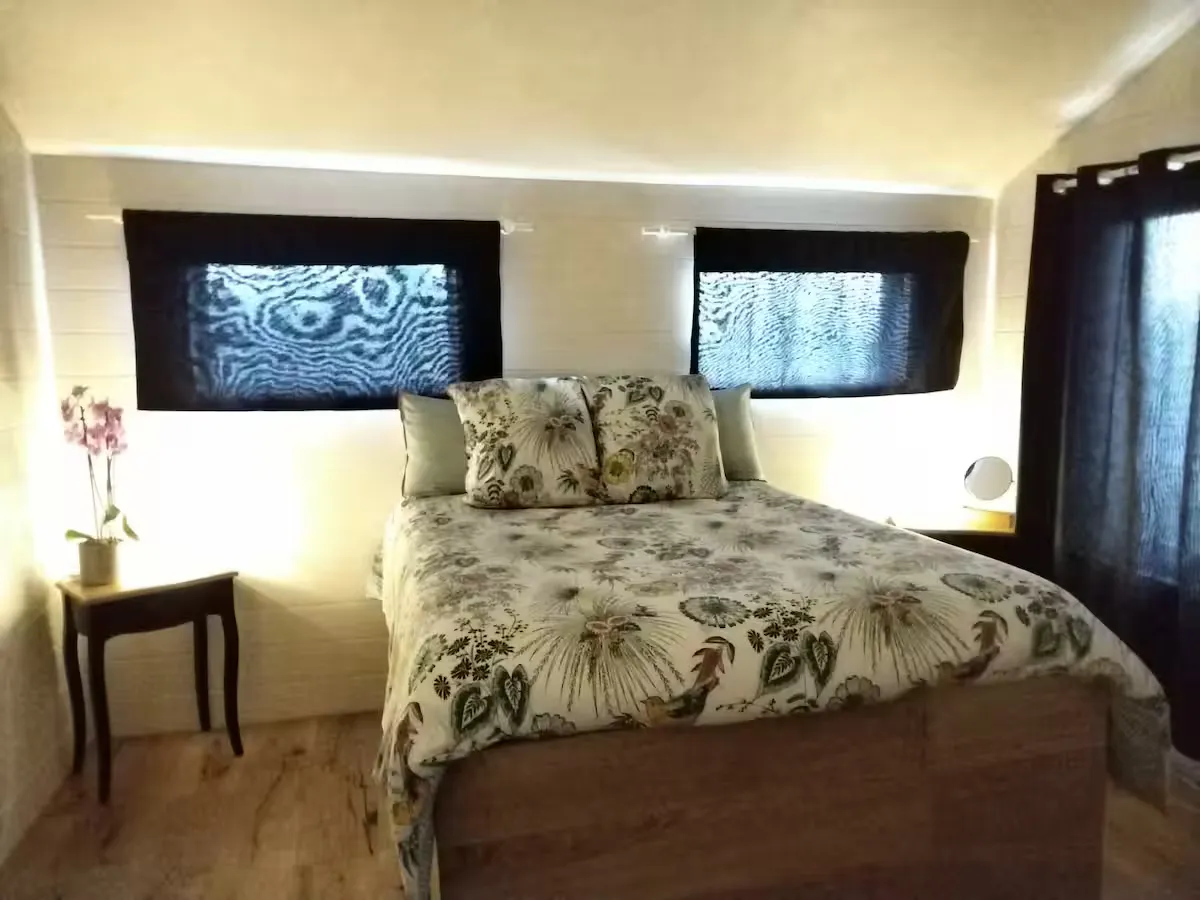 Cabane nichée dans les arbres au bord de son étang