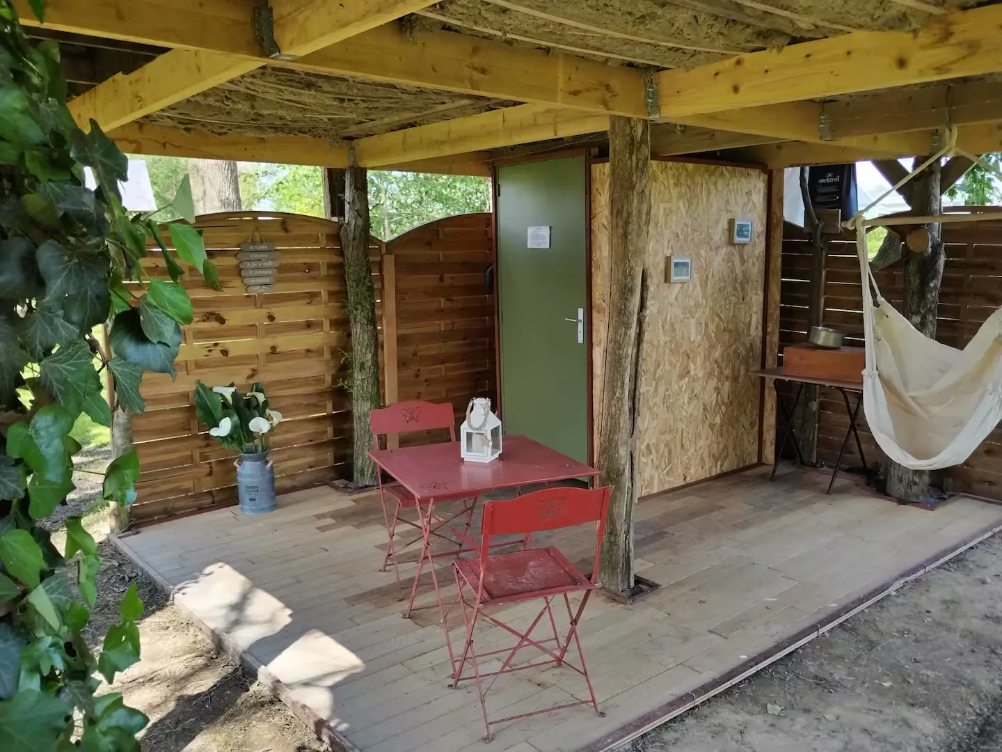 Cabane nichée dans les arbres au bord de son étang