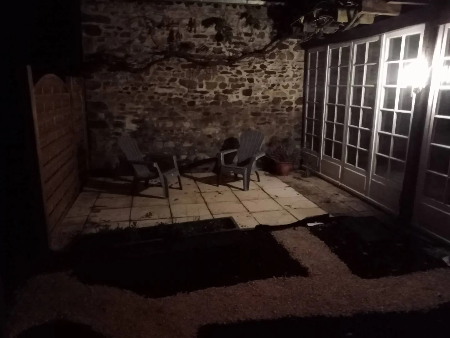 Détente au bord de l'eau : maisonnette chic avec jacuzzi et accès à l'étang