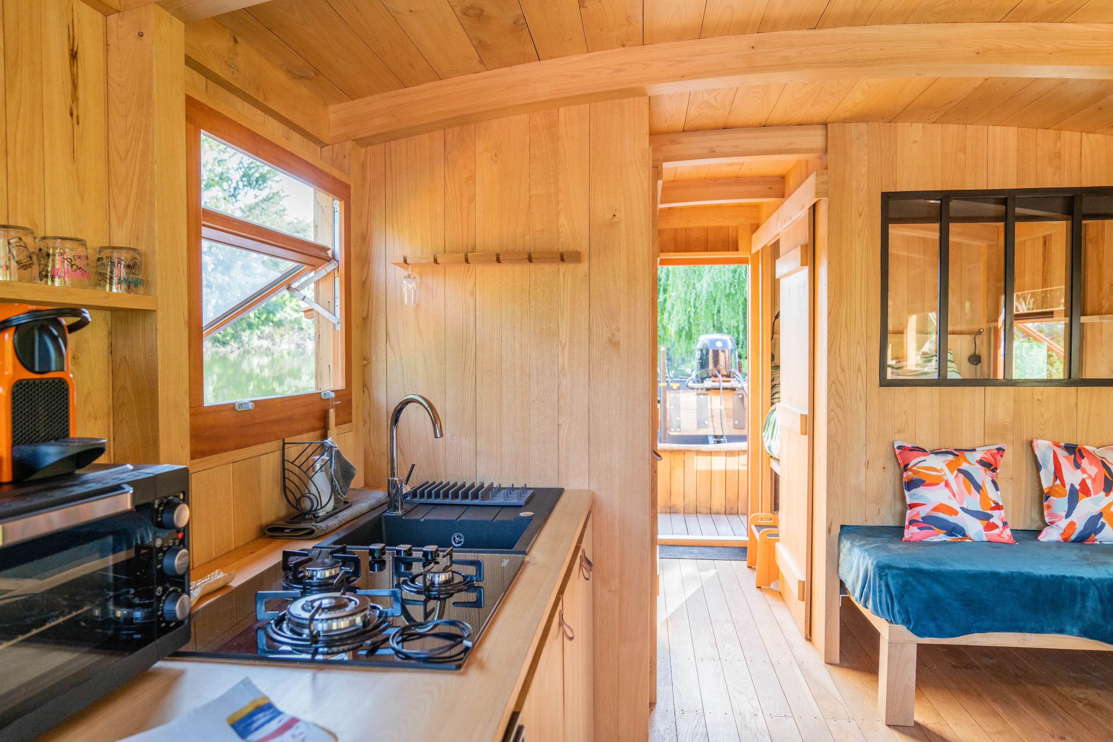 Magnifique toue cabanée tout équipée au bord du Loir