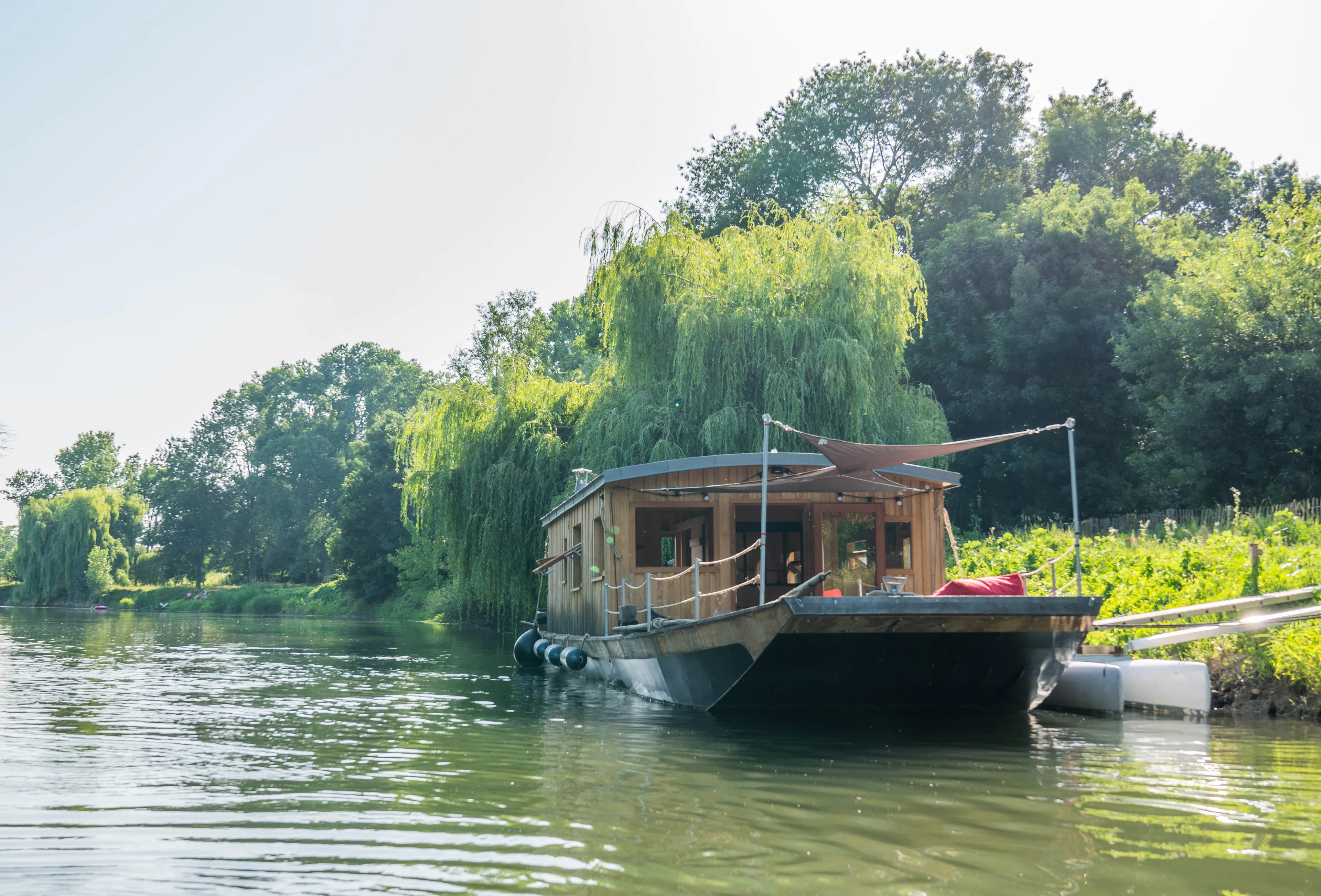 Magnifique toue cabanée tout équipée au bord du Loir