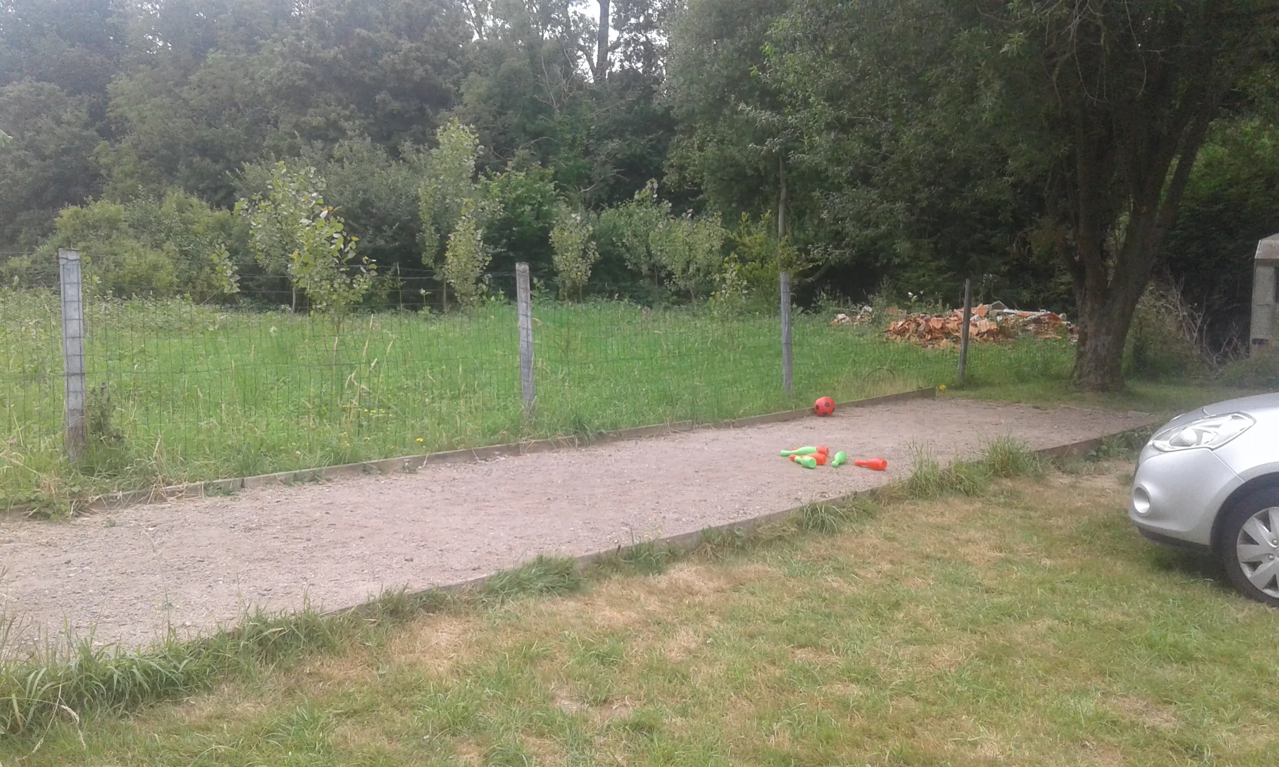 Etang de pèche de 2000 m² avec abri, barbecue et terrain de pétanque